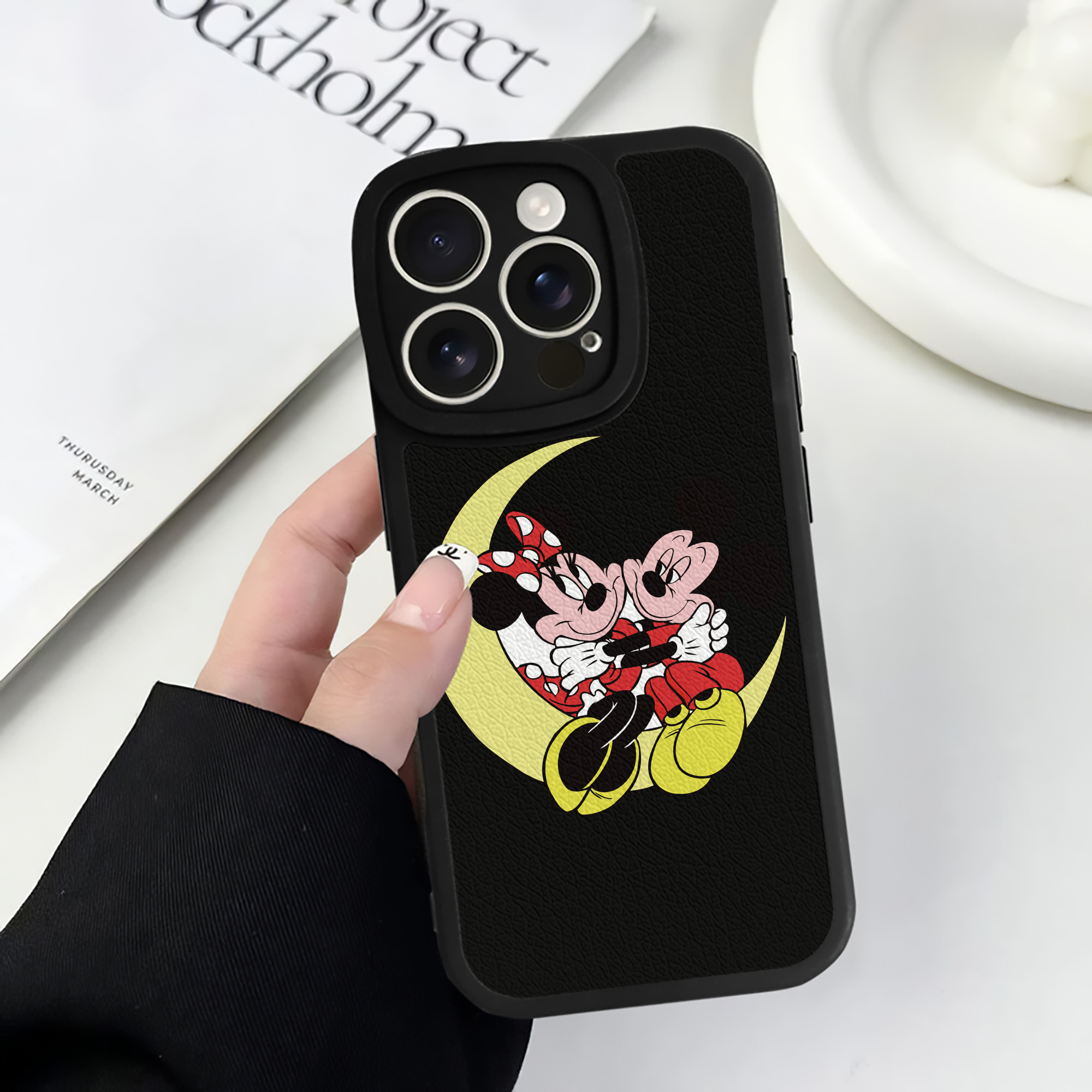 （画像用） ミッキーマウス Mickey Mouse 【iPhone 16シリーズ対応】シリコンスマホケース（レザー調） 材質：シリコン